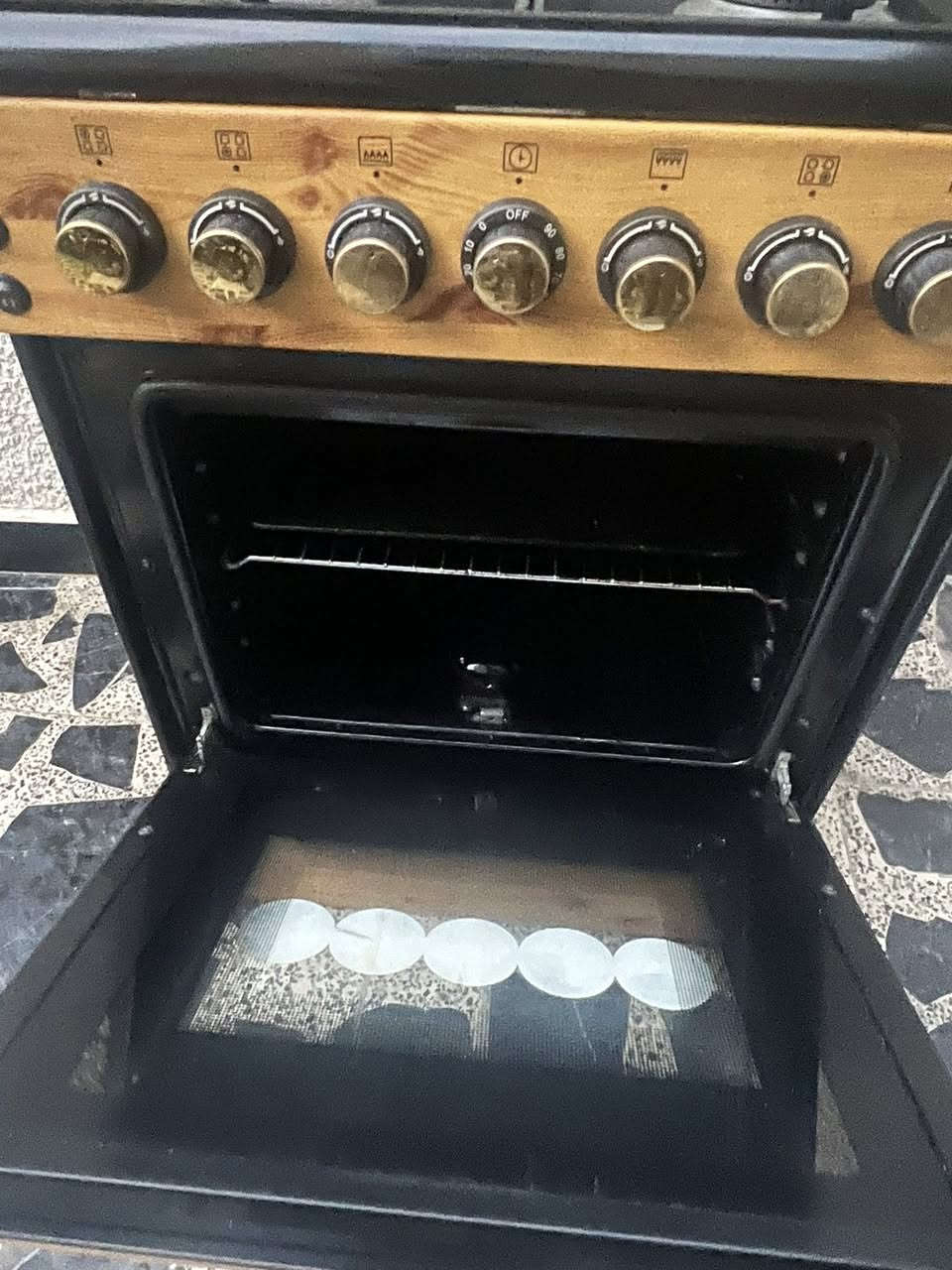 � للبيع طباخ غاز منزلي + فرن
✅ حالة جيدة
🔹 4 عيون غاز
🔹 إشتعال ذاتي من المقابض
🔹 واجهة ولمسات خشبية أنيقة
🔹 غطاء زجاجي لحماية العيون
🔹 مناسب للطهي اليومي والمنزلي

💰 السعر المطلوب: 125 دينار فقط
📍 الموقع: (احي اور)
📞 للتواصل: (***********/واتساب)
