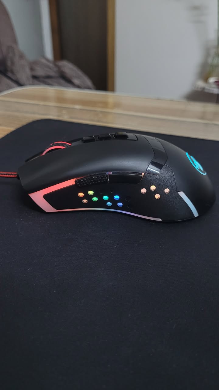 ماوس العاب احترافي من ريدراجون مستخدم

النظافة 80%

سعر ٣٥ بي مجال سعر توصيل حسب المنطقة 

المواصفات: 
- العلامة التجارية: ريدراجون 
- الموديل: Octopus M712 

المواصفات: 
- فأرة ألعاب RGB Redragon Octopus 
- مجهزة بمستشعر Pixart 3325 (10000 نقطة في البوصة) 
- أقصى سرعة لتتبع: 20G 
- 
مؤشر الأداء للاستخدام الاحترافي في الألعاب - إضاءة Redragon Chroma Mark II 
- 7 أزرار قابلة للبرمجة عبر البرنامج 
- دعم برنامج التخصيص Redragon
- 5 أوضاع للذاكرة لتغيير الإعدادات السريعة 
- طول الكابل: 1.8 متر 
- الموصل: USB مطلي بالذهب 
- حجم الماوس: 125.7 × 65 × 41.5 ملم 
- وزن الماوس: 120 جم - 

مادة الماوس: ABS


**إذا كنت صاحب هذا الإعلان وتريد حذفه لأي سبب، رجاءا أرسل رسالة إلى الدعم الفني**