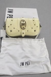 اكسسوارات شخصية • للحجز • مراسلة الصفحة