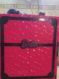 خزانة باربي • نظيفة • مختمه