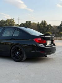 بي ام دبليو F30 موديل 2014 حجم 328 رقم بغداد دولي سنويه ورقم وهزه جديد...