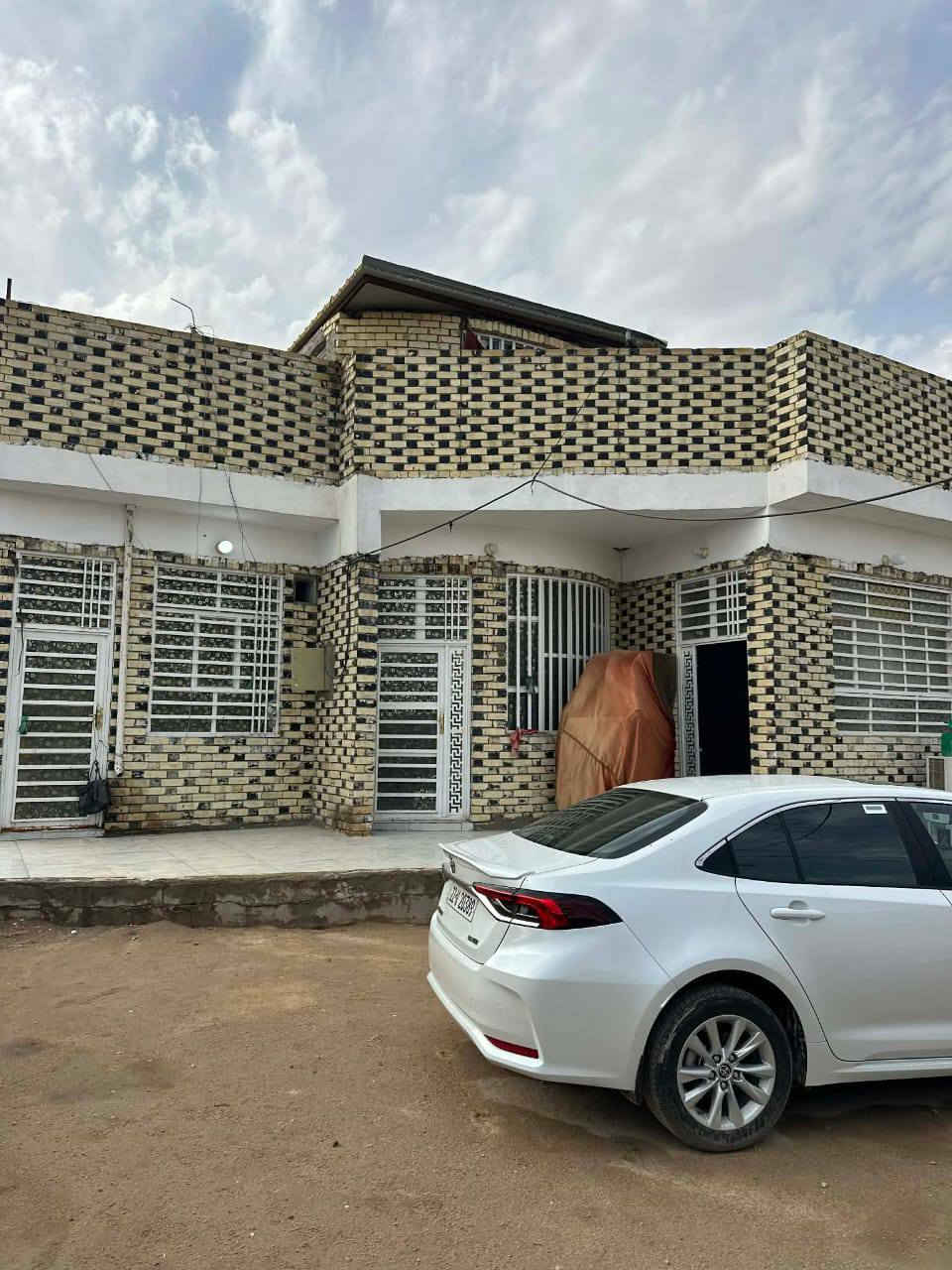 يعلن مكتب الخليج بيت مساحه 500متر شغل جناي
✅ مشمول بقرار التطويب سعر 105وبي مجال

موقع /نجف 🏡
مقابيل قريت الغدير 

البناء 🏡 
غرفتتين / صاله 11م/ يوجد بيه ثنين مطابخ حار وبارد سقبال 12 م/ 2 حمامات في اداخل / واخرج 4 / بناه درجه واله نزالت البيت كله 
بناء مرتب/ اساس + سقف كونكريت + طابوك

ألخدمات
ماء/كهرباء/مدارس/سوق/تبليط/لحد الباب


**إذا كنت صاحب هذا الإعلان وتريد حذفه لأي سبب، رجاءا أرسل رسالة إلى الدعم الفني**