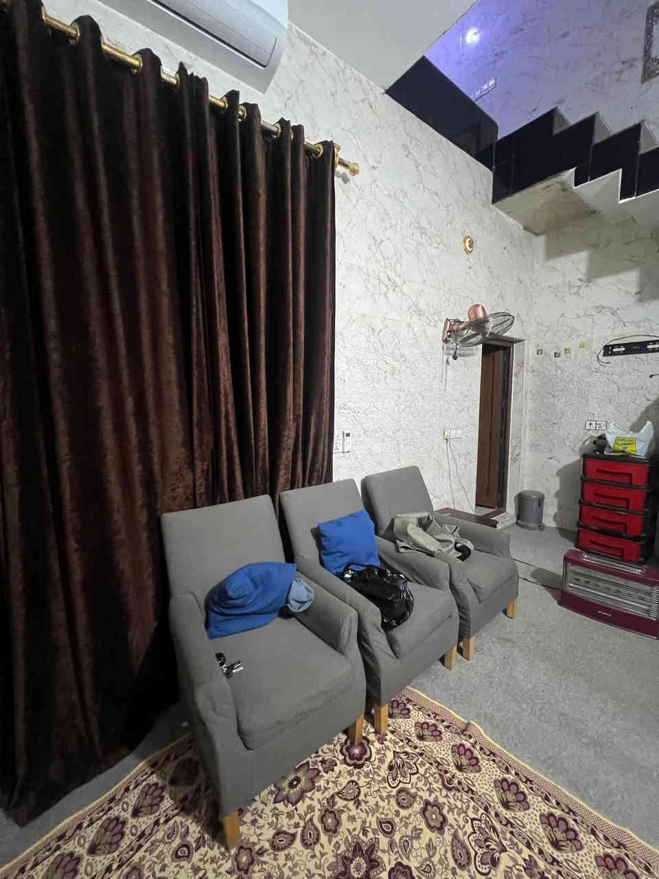 ‎دار للبيع
‎الحيره - حي الحسين-
‎المساحة 125 متر مربع طابقين ركن ع شارعين 
‎يحتوي طابق الاول 
‎صالة كبيرة
‎استقبال
‎غرفة نوم
‎مطبخ 
‎صحيات عدد ٢ خارجي و داخلي
‎يحتوي ط٢
‎غرفه سويت كبيرة عدد 2
‎غرفة نوم يعني 3 غرف
‎وصحيات عدد ٣
‎يحتوي ط ٣
‎مخزن ( بيتونة )

‎*جميع ابواب الغرف خشب بلاورسي وتركي
* ﻿ارضية الطابق الاول بورسلين 
* ﻿ارضية الطابق الثاني بورسلين
* ﻿شبابيك المنزل pvc دبل كلاس درجة اولى
* ﻿بناء جناي متكامل
* 
خطوط كهرباء بواري دفن لكل البيت و الكهرباء منظومه سيطره لكل البيت 
للاستفسار الاتصال يتوفر وتساب 

***********
