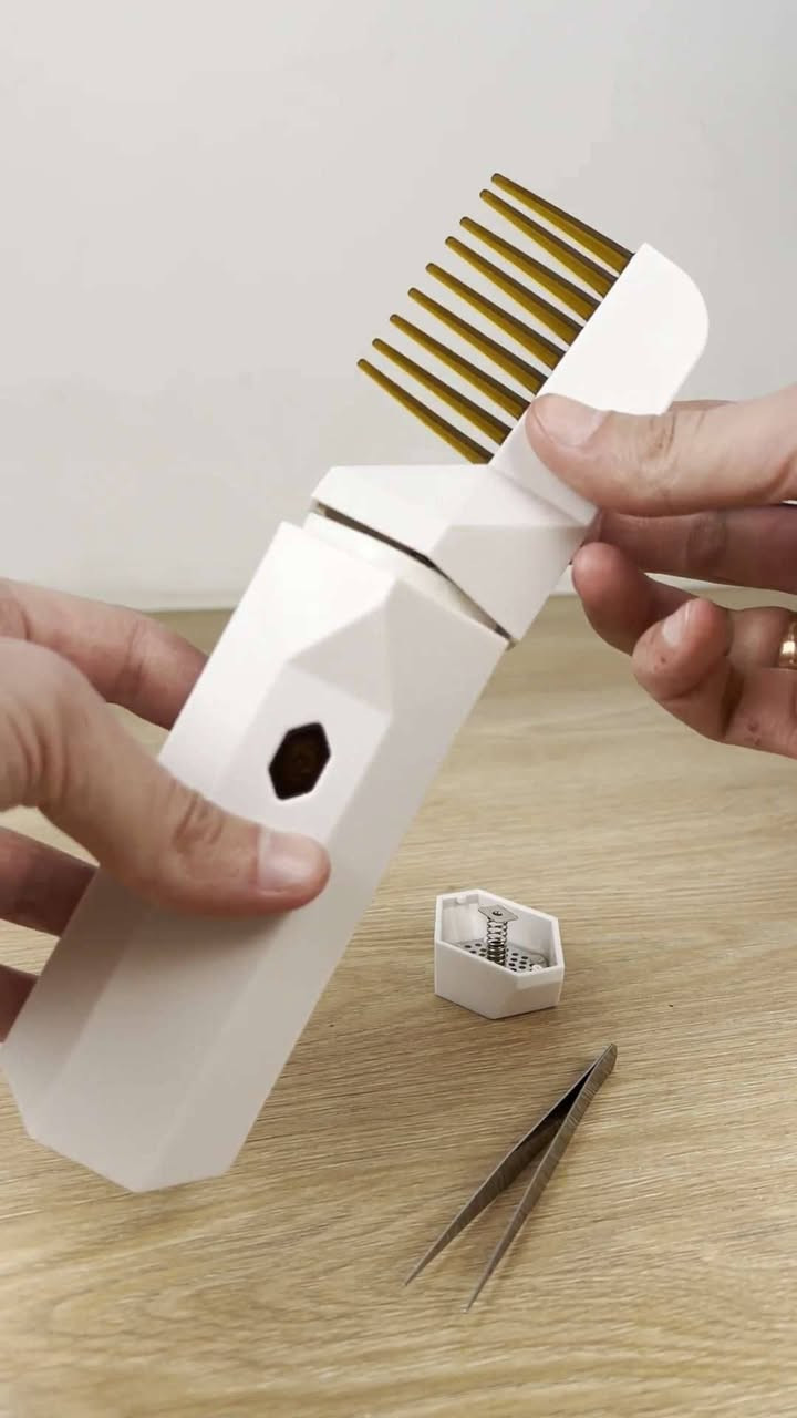 مشط عربي عطري محمول
السعر 18 الف

الاستخدامات
تبخير العود، البخور، اللبان، والمواد العطرية الصلبة
تعطير الشعر باستخدام رأس المشط العطري
تعطير الغرف، المجالس، غرف النوم، المكاتب والسيارة
مناسبة للاستخدام المنزلي وأثناء السفر
تساعد على الاسترخاء، التأمل، وتحسين جودة النوم

المميزات
تصميم 2 في 1: مبخرة كهربائية + مشط عطري للشعر
تعمل بتقنية التسخين الكهربائي عالي الحرارة بدون فحم أو لهب

تحافظ على رائحة العود والبخور الأصلية لفترة أطول
حجم صغير وخفيف الوزن، سهل الحمل والتخزين
جسم مصنوع من ABS + معدن لمتانة أفضل
زر تشغيل مدمج بتصميم أنيق وسهل الاستخدام

غطاء علوي بفتحات تهوية لتوزيع العطر بشكل متوازن
رأس مشط قابل للتبديل لتعطير الشعر مباشرة
شحن عبر USB (سلك مرفق)
تصميم عصري أنيق مناسب كهدية

الملاحظات
يُستخدم مع قطع صغيرة من العود أو البخور
يُنصح بعدم لمس الجزء الساخن أثناء التشغيل
يُترك ليبرد قبل التنظيف
المنتج يعمل كهربائيًا ولا يحتاج فحم
المنتج لا يحتوي على البخور (غير مدمج)
لم يتم ذكر بلد المنشأ


**إذا كنت صاحب هذا الإعلان وتريد حذفه لأي سبب، رجاءا أرسل رسالة إلى الدعم الفني**