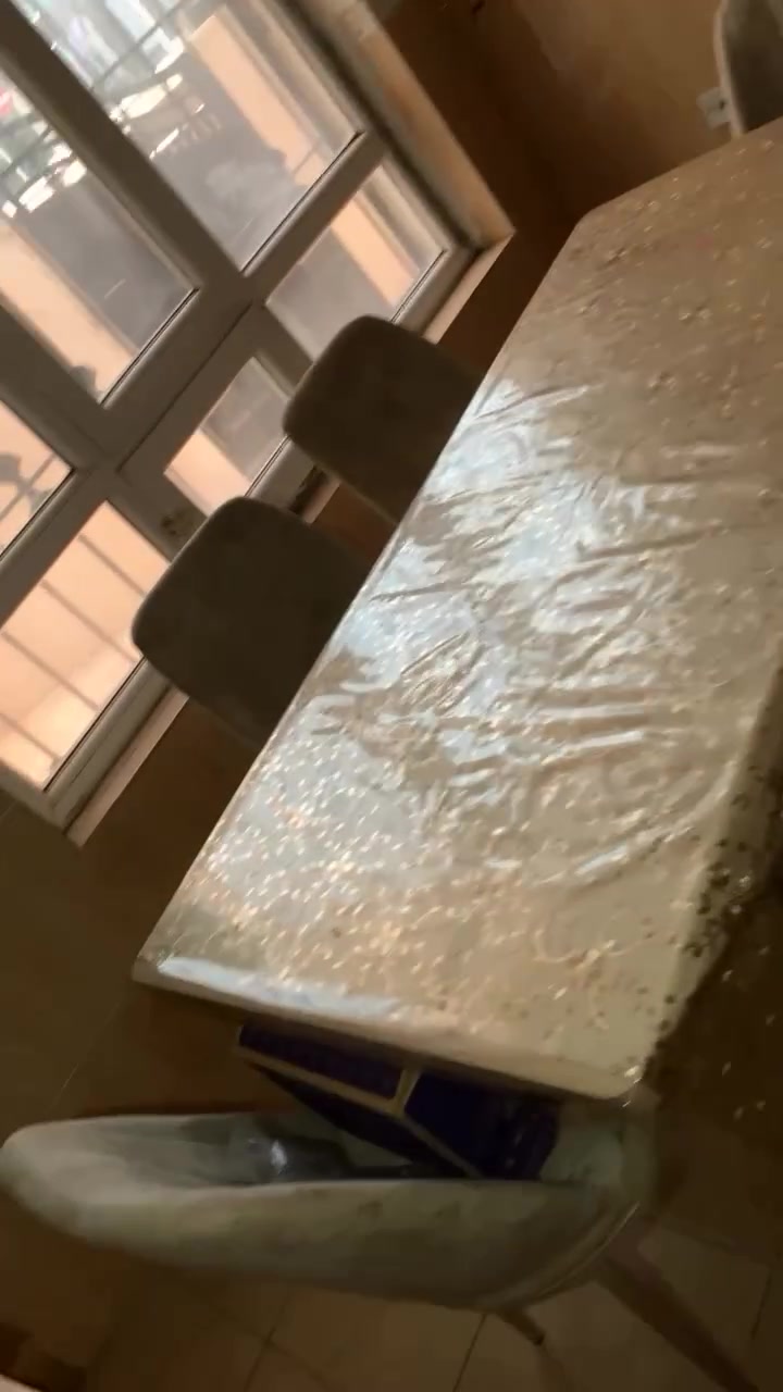 حبايبي بيع ميز طعام و٦ كراسي قماش جديدين بيع بسعر ٣٠٠ الف وبيهم مجال لشراي مكاني اربيل عنكاوه للتواصل على الواتساب ***********
