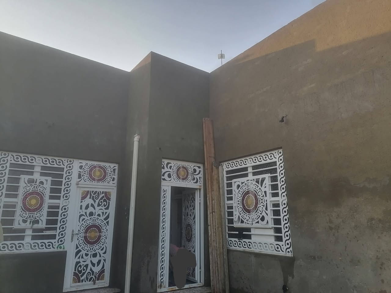 بيت للبيع ٢٠٠ متر نجف بحي النداء على شارعين ٢٠ متر وساحه موقع البيت تجاري حرف T منطقة ٥٣يحتوي على غرفتين نوم وصاله ومطبخ وصحيات داخلية وخارجية وهول واستقبال بناء درجة أوله مال جناي السعر ١٥٥ وبيه مجال للاستفسار الاتصال على ***********
