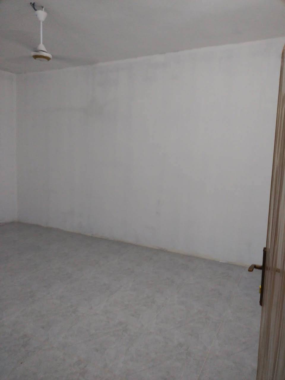 السلام عليكم بيت للايجار  في حي العسكري شارع أبو غزال  مساحه 200 م الواجهه ٦.٥ نزال ٣٠ م استقبال ومطبخ وصاله وغرفه نوم بناء حديث استلام المفتاح حديثا 
للاستفسار ***********
