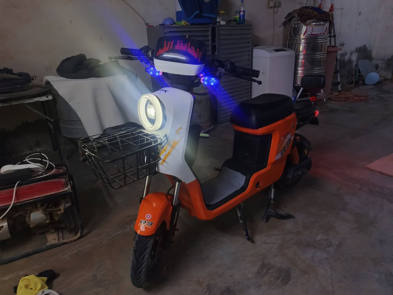 سلام عليكم درجة ار ٩ للبيع نضيفه برغي مامفتوح بيها بطاريات ولي 32 انبير الصلي نضافه فول السعر 580 وبيها مجال هواي ارقم التواصل (***********) مكاني ديالى كنعان دور مندلي
