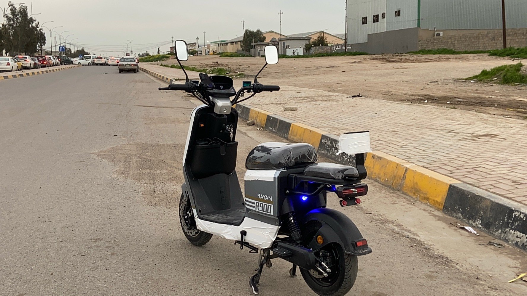 السلام عليكم ورحمة الله وبركاته 
دراجه Rayan R900 
مواصفات الدراجه 
1️⃣ 5 بطاريات ريان اصلية 26 أمبير سوبر ماكس كرافين 
2️⃣ ملف 1200واط حقيقي 
3️⃣ نظام P وكير 3 نمر ونظام R رجوع إلى الخلف  
4️⃣ نظام ABS مانع انزلاق 
5️⃣ بريكات دسكات دهن امامي خلفي 
6️⃣ لايت عالي ناصي ابيض زنون
7️⃣ سكن الون متغيره 
8️⃣ اشاير رباعي ويمين ويسار 
9️⃣ ويل كب امامي 
1️⃣0️⃣ مواصفات أخرى …..
1️⃣1️⃣ غراض أخرى تأتي مع الدراجة 1️⃣ خوذه اصليه نوعية ممتازه 2️⃣ شاحنه ريان اصليه مال دراجه 3️⃣ سله إماميه حديد 4️⃣ بايدارات 5️⃣ پم صغير ….
السعر ٦٢٥ الف دينار عراقي وقابل للتفاوض 
العنوان موصل الأيسر 
 
الرقم :-***********يتوفر الواتساب 