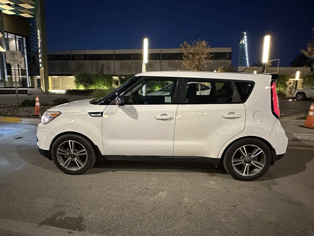 السلام عليكم
للبيع كيا صول 2019 . وارد امريكي

رقم بغداد باسمي
‬
ماشية 70 الف 

محرك 1600 جي تي اي

كامرا خلفيه

3 انظمه قيادة

تحكمات ستيرن

مثبت سرعة

الحادث : بيهه اربع قطع صبغ . والحادث وموضح بل صور

سعره 110 بيها مجال بسيط

مكان سيارة بغداد اليرموك
للستفسار اكثر للتصال على الرقم👇

 ‬‭٠٧٨٢ ٣٣٥ ٩٠٣٤
