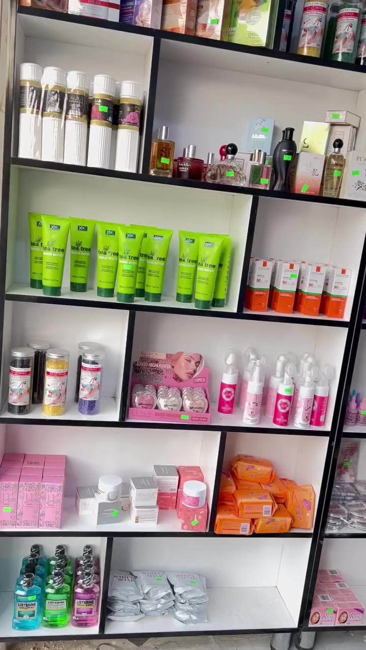#فرصه تجاريه اغتنمها بسرعه
محل كوزمتك وعطور للبيع (بالكامل أو ديكور فقط) 💄✨

للبيع محل كوزمتك شغال وبكامل بضاعته في (الناصريه-الفداء). المحل مجهز بديكورات راقية وبضاعة منوعة (مكياج، عناية بالبشرة، عطور).

✅ موقع تجاري نشط.
✅ عقود تجهيز مع أفضل الموردين.
✅ جاهز للاستلام والعمل فوراً.

علماً !!!!
 تعطى وكاله و تدريب على فنون البيع و التشخيص لشركه عالميه رصينه ( براند ) تسلم مع للمشتري مجاناً 

للسعر والتفاصيل، يرجى التواصل عبر الخاص أو الاتصال على الرقم فقط ولا نرد على التعاليق: (***********).
