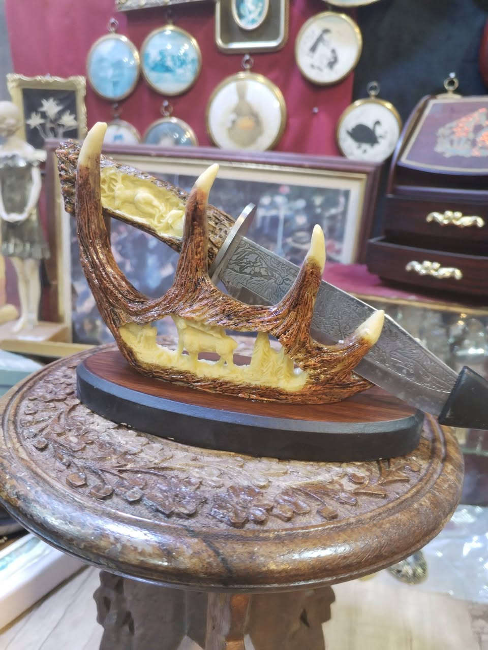 سكين صيد  مع قاعدة من قرن غزال مصنوع من مادة البولي ريزين.
تحفة فنية رائعة تتميز بشفرة من الفولاذ المقاوم للصدأ ، ونقوش دقيقة ومزخرفة بشكل حرفي على الشفرة والمقبض، وقاعدة من قرن غزال منحوت بشكل متقن
التفاصيل بالفيديو والصور 🌹🌹


**إذا كنت صاحب هذا الإعلان وتريد حذفه لأي سبب، رجاءا أرسل رسالة إلى الدعم الفني**