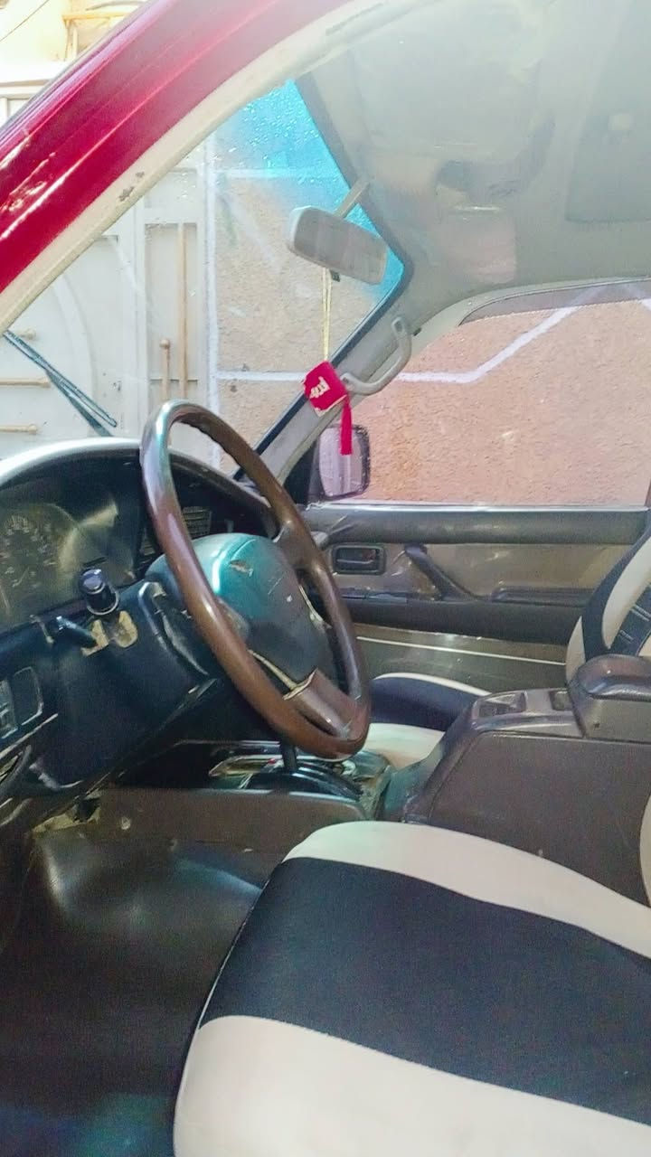 السلام عليكم ورحمة الله وبركاتة
ليله علوي للبيع موديل 1995 
رقم بغداد دولي 
مكينه وكير خير من الله 
السياره بلادي بيها كم قطعه صبغ ما بيه ضربه 
صدر خلفي امامي خير من الله  
السعر 70 وبيها مجال ان شاءلله 
رقم الهاتف *********** بي واساب
