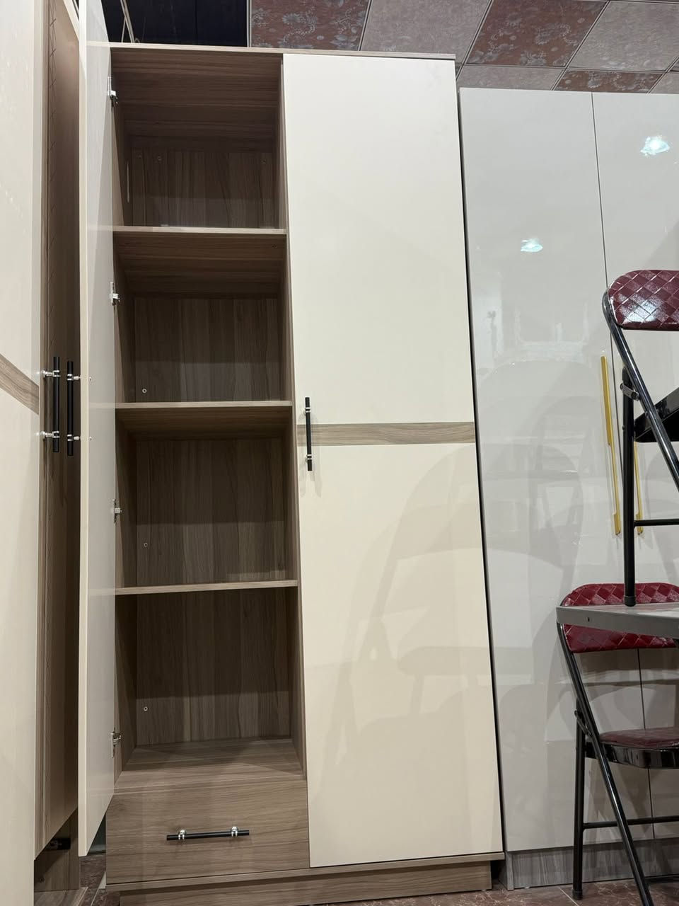 معرض صلاح آلدين للأثاث المنزلي للجمله والمفرد 
وصول كنتور تركي اصلي ثقيل درجه اولى 
قياس ارتفاع 220 عمق 60 طول 100 سنتيم 
مع مجر وبسعر جمله 
***********
العنوان تكريت الزهور مقابل كليه تربيه البنآت مجاور تانكي المآء قرب غصن الزيتون
