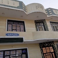بيت 200 متر للأيجار حي المواصلات قرب جامع خديجة يتكون الطابق الارضي من...