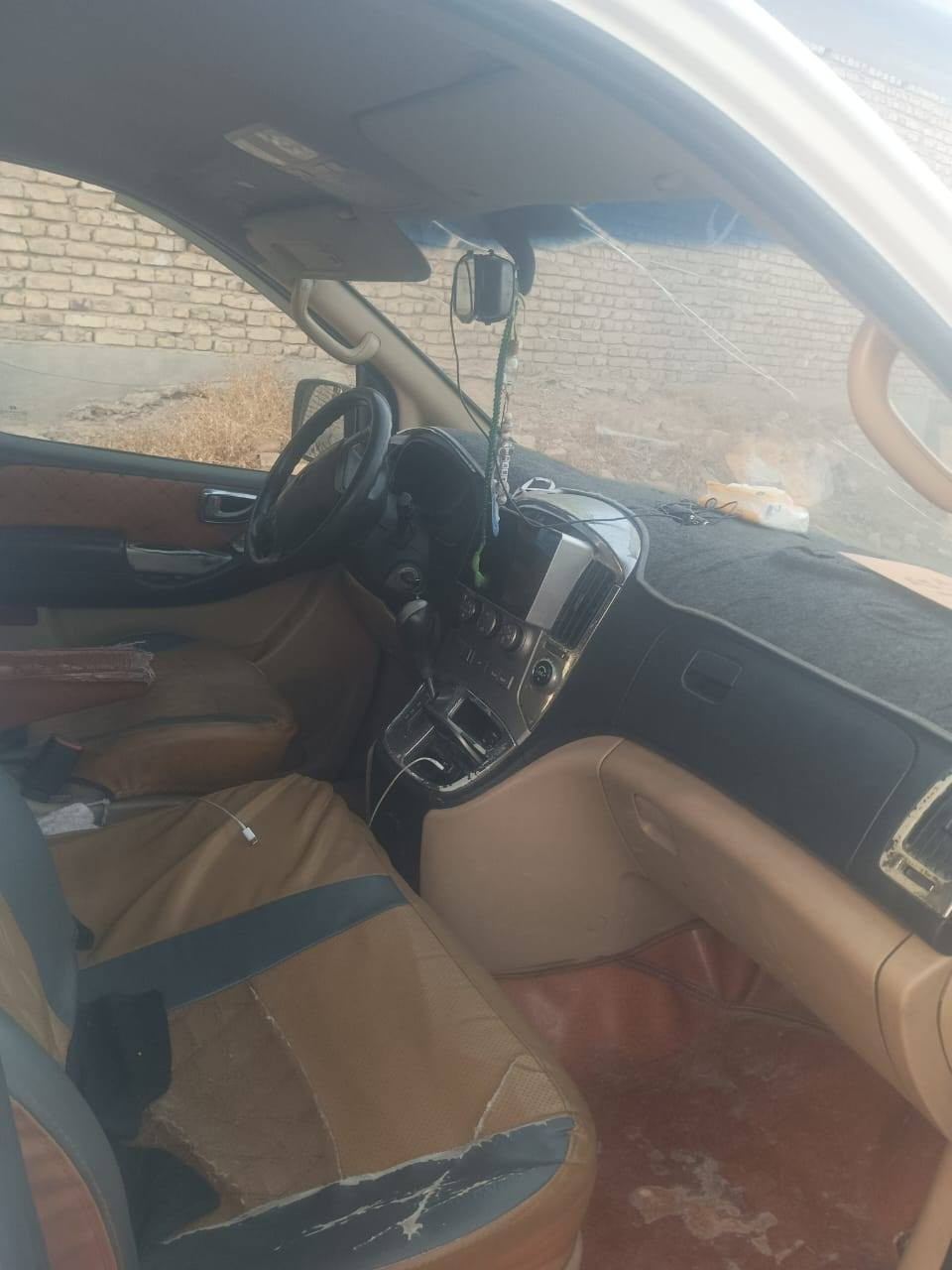 ستاركس موديل 2012 مفتوح ومحور مسكر مكينه 12 سبلاين بيها بنيد مبدل وجاملق كير مكينه اكسل تبريد خير من الله كلها شقاله السياره نقصها بس ترتيبات سعرها 138 وبيها مجال ***********
