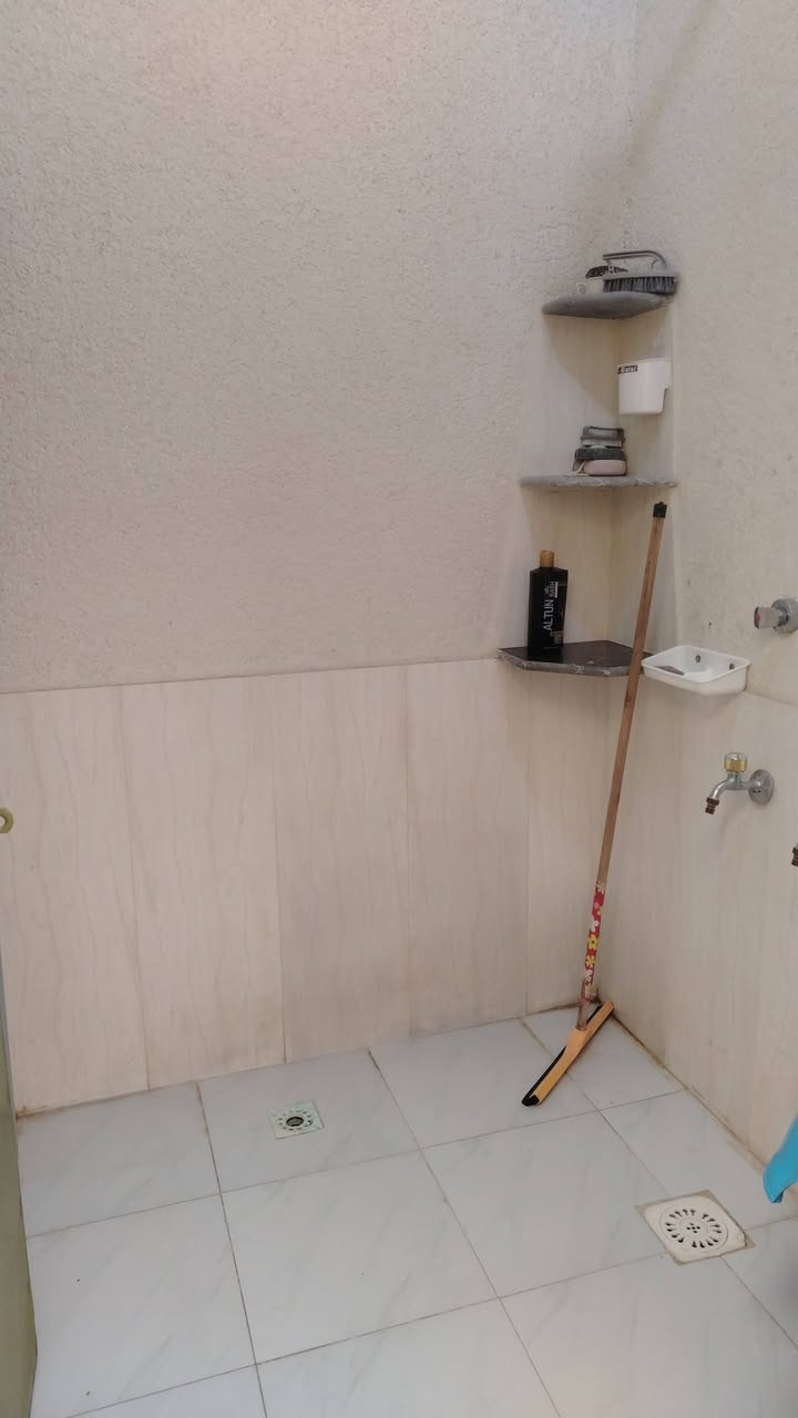 بيت تجاوز بناء جديد وجاهز للبيع يحتوي على غرفه وصاله ومطبخ وديوانيه وساحه
المكان حي الوحده الاسلاميه خلف موسسة مالك الاشتر الاستفسار ***********واتساب  فقط أو خاص
