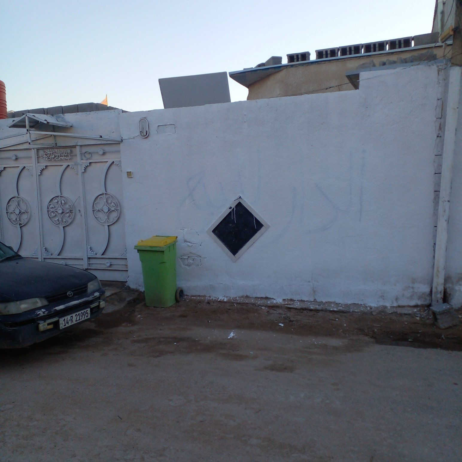 سلام وعليكم بيت مساحه 150 متر التنومه الصالحيه قرب سيد جابر بناء 2021 منطقه تبليط كهرباء ماء ناس مرتبه غرفتين صاله ديوان حمام خارجي داخلي حاليا المطبخ من ضمن الصاله بس مكانه موجود رباط ارضي درجه اولى رباط بس فوك الشباك والباب السقف سندويج وشغل مرتب للاستفسار ***********
