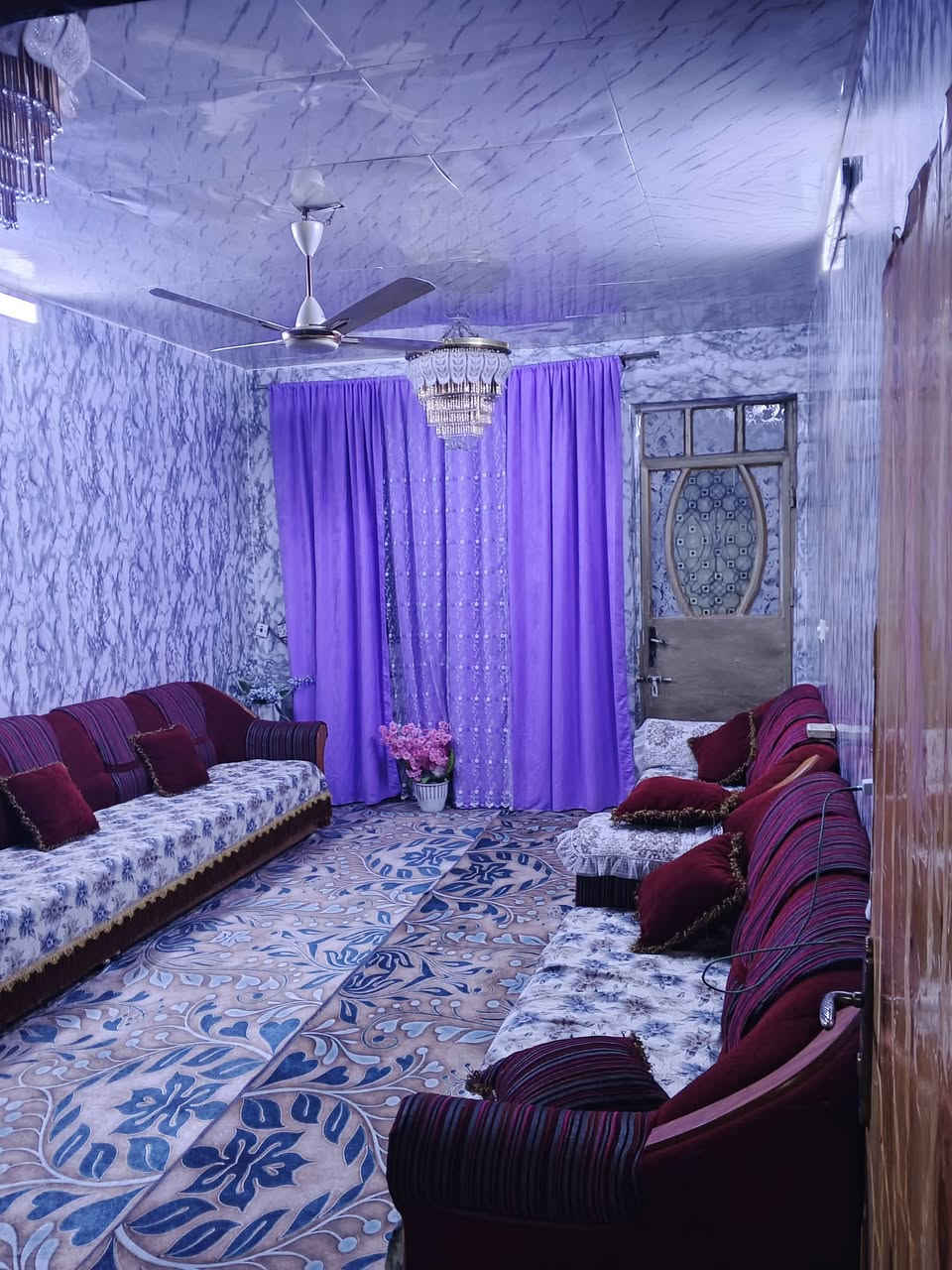 سلام عليكم بيت اللبيع مكان حي طارق القديم علا شارع لعام كافة الخدمات موجودة ماء خطين مجاري كهرباء تبليط أنترنيت ضوئي علا خدمة لبيت المساحة لكلية 175 متر لبيت علا شارع عام قرب سعد المضمد وملعب كريدي يحتوي علا صالة ومطبخ وستقبال لطول 6م ولعرض4م وغرفة نوم فوك وجوة غرفة صغيرة مسوينهة مطبخ وغرفة جبيرة وحوش جبير حوالي4 سيارات يوسع لمكان حي طارق شارع القديم علا شارع عام قرب سعد المضمد رابع بيت علي و لملعب اخضر تجاري رقم اتصال *********** رقم ثاني *********** وتساب
