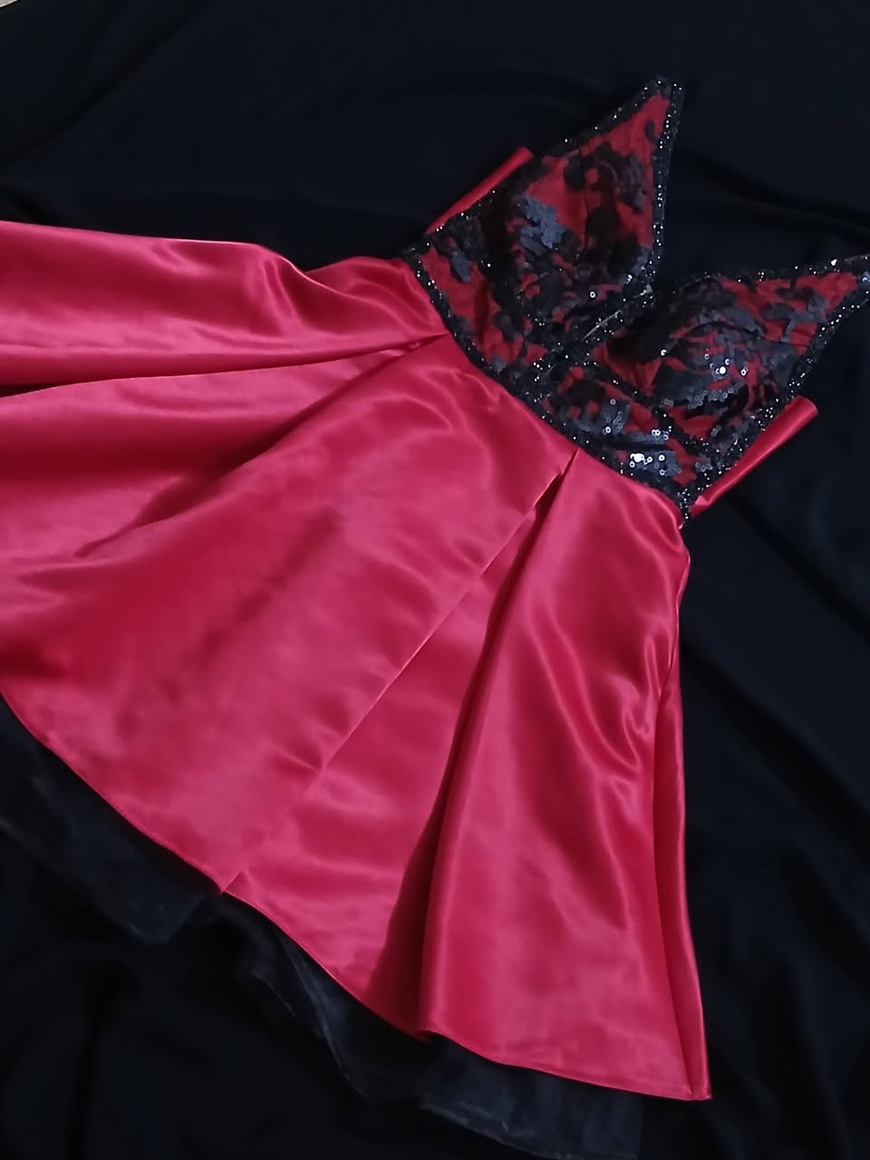 السلام عليكم 
بنات عندي هذني الفساتين والتنورات والأحذية 
لابستهم لبس قليل نظيفات ومابيهم شي 
محتاجه وأريد أبيعهم 
كل واحد وسعره 
الأحذية قياس 38
الفستان الأسود قياس 40
الفستان الأبيض والأحمر قياس 36
#للاستفسار خاص


**إذا كنت صاحب هذا الإعلان وتريد حذفه لأي سبب، رجاءا أرسل رسالة إلى الدعم الفني**