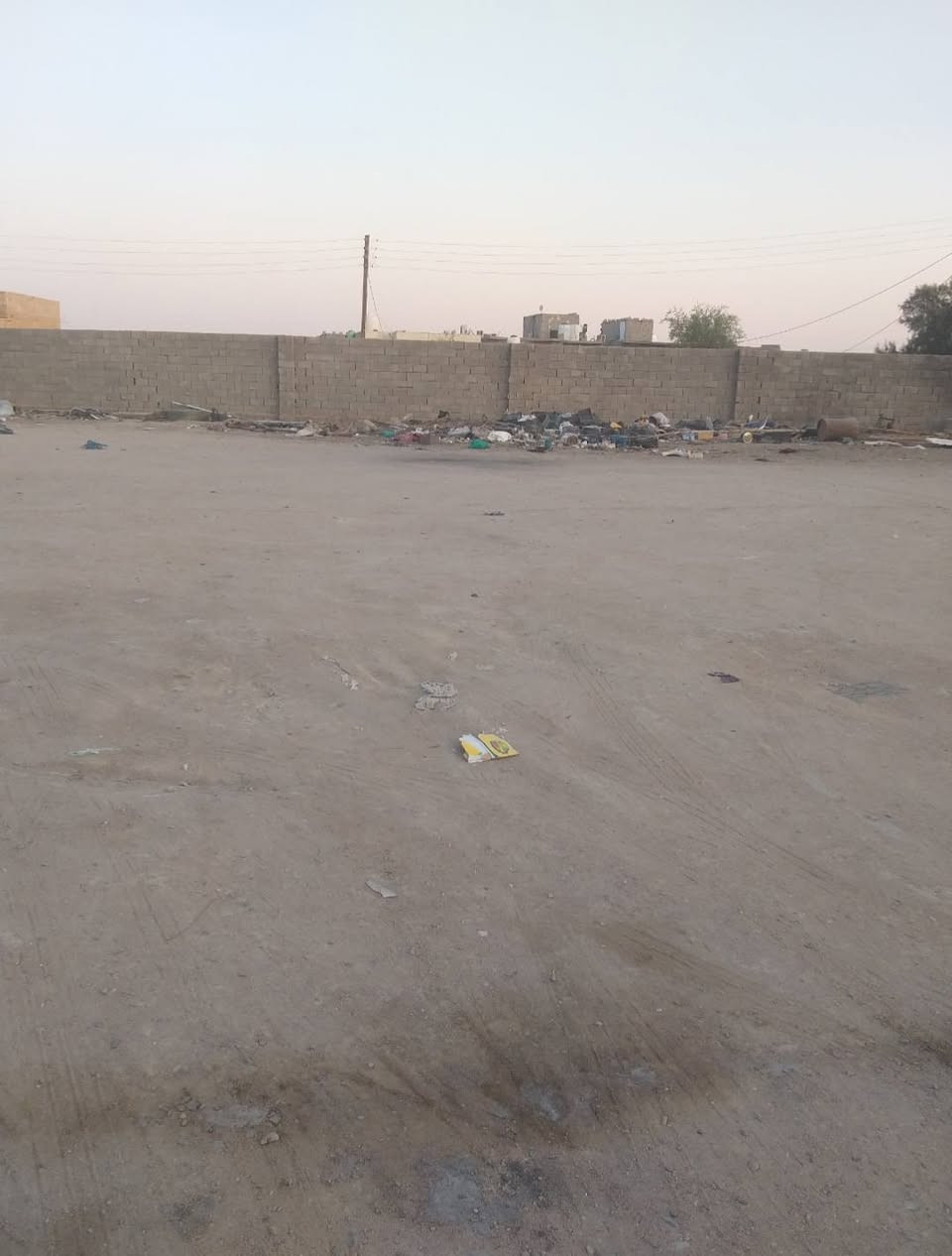 السلام عليكم ورحمة الله وبركاته 
يوجد لدينا الأرض للبيع في البصرة الزبير خلف المعارض السيارات 
 ١  الأرض عقد زراعي 
٢  مساحه الأرض ١٢٠٠ متر مسيجه 
٣ شارع ٨ متر ماء كهرباء 
مشموله من ضمن التسجيل الجديد واذا تريد مساحه من 200 او 400 او اكثر هم يبيع كلمن بسعره 
٤ السعر الأرض ٢٠ مليون وقابل  للتفاوض رقم الهاتف ‏‪***********‬‏ أبو محمد الزبير, البصرة
