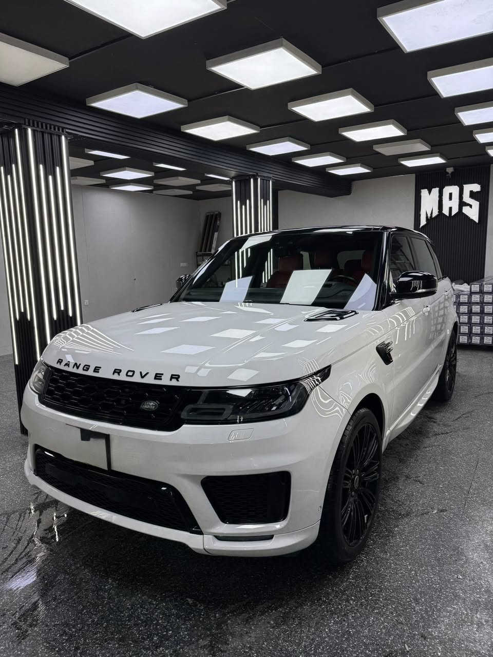 اجدد و ارخص رانج سبورت بالعراق كلة 🔥
2020 امريكي فول مواصفات داخل احمر 
السيارة ضررها من امريكا بنيد مبدل نفس اللون السيارة كلها مكفولة من الصبغ و البارد و الشواصي و اللغود و كلشي مكفول بيها ماشية 44 الف و مابيها اي نقص او صرفيات 
حتى تخم تايرات جديد بيها 
السعر 42,500$ و بيها مجال بسيط للشراي 
للتواصل على الرقم او واتس اب فقط 
*********** 
السيارة موجودة في بغداد القادسية
