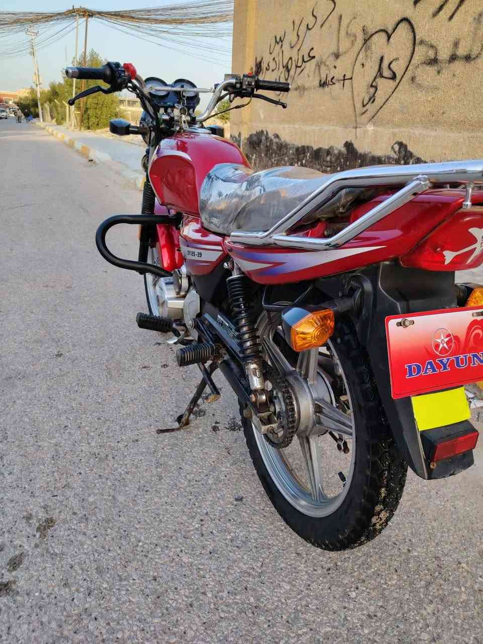 السلام عليكم للبيع دراجة دايمون عظم موديل 2018 اوراقه كاملة واصولية وباسمي دراجة جديدة وكاملة نقصه بس رولة مكاني كربلاء _القادسية السعر 750الف وبيه مجال بسيط. 
تلفون ***********
