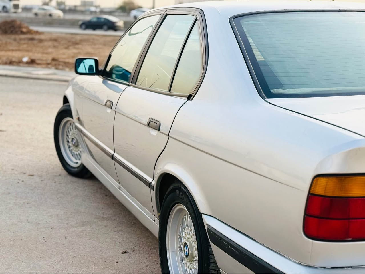 بي ئيم مؤديل 93 مةكينة 20 گئر عادي 
رةقةم و سةنةوي نوئية بةناوي خؤمانة 
جوار تاية و ويلي نوئي لة ژئژة سةيارةكة بي لئدانة 
هيج هيجي نية گئر و مةكينة و تةبريد
 كارةبايي و تةقة و رةقةي 
هةمو بةشةرت دةعامي لؤ دةعامي بةشةرت دةفرؤشم
سعري 65 مةجالةكي برايانة 
ژ.م*********** أربيل, العراق
