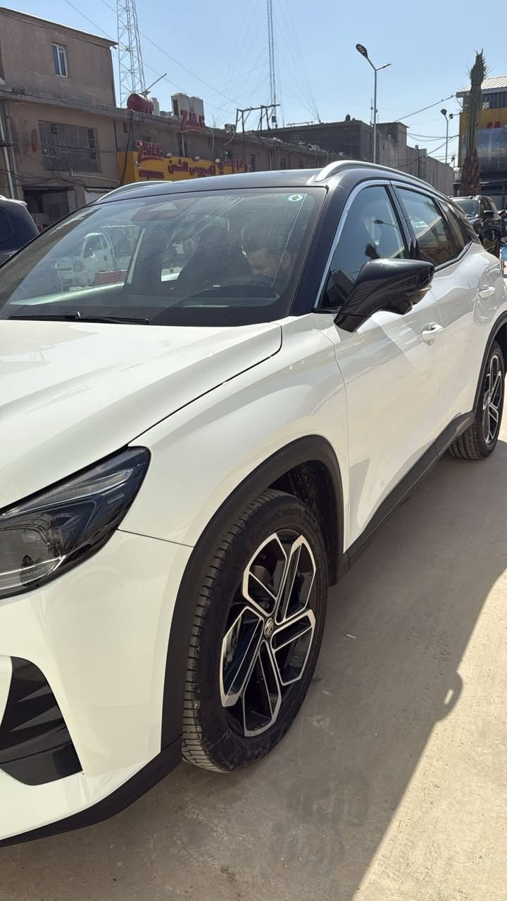 السلام عليكم mg one فول مواصفات أعلى فئه موديل 2024 رقم بغداد مكفولة كفالة عامة بيها ضمان 6 سنوات أو 200 ألف كيلو وبيها سنتين صيانة مجانية ماشية 8 الآف ومكان السيارة بغداد للأستفسار (***********)والسعر 26 مليون وبيها مجال قليل ومكان السيارة زيونة شارع الربيعي
