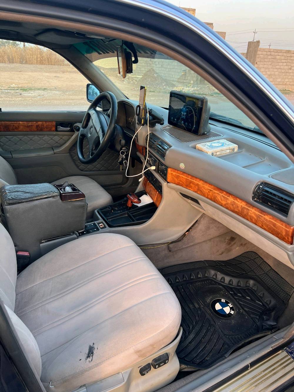 للبيع بي ام دبليو 730V8 لون حبري سياره عوزها تايرات وغاز تبريد واي ستفسار هذه رقمي 