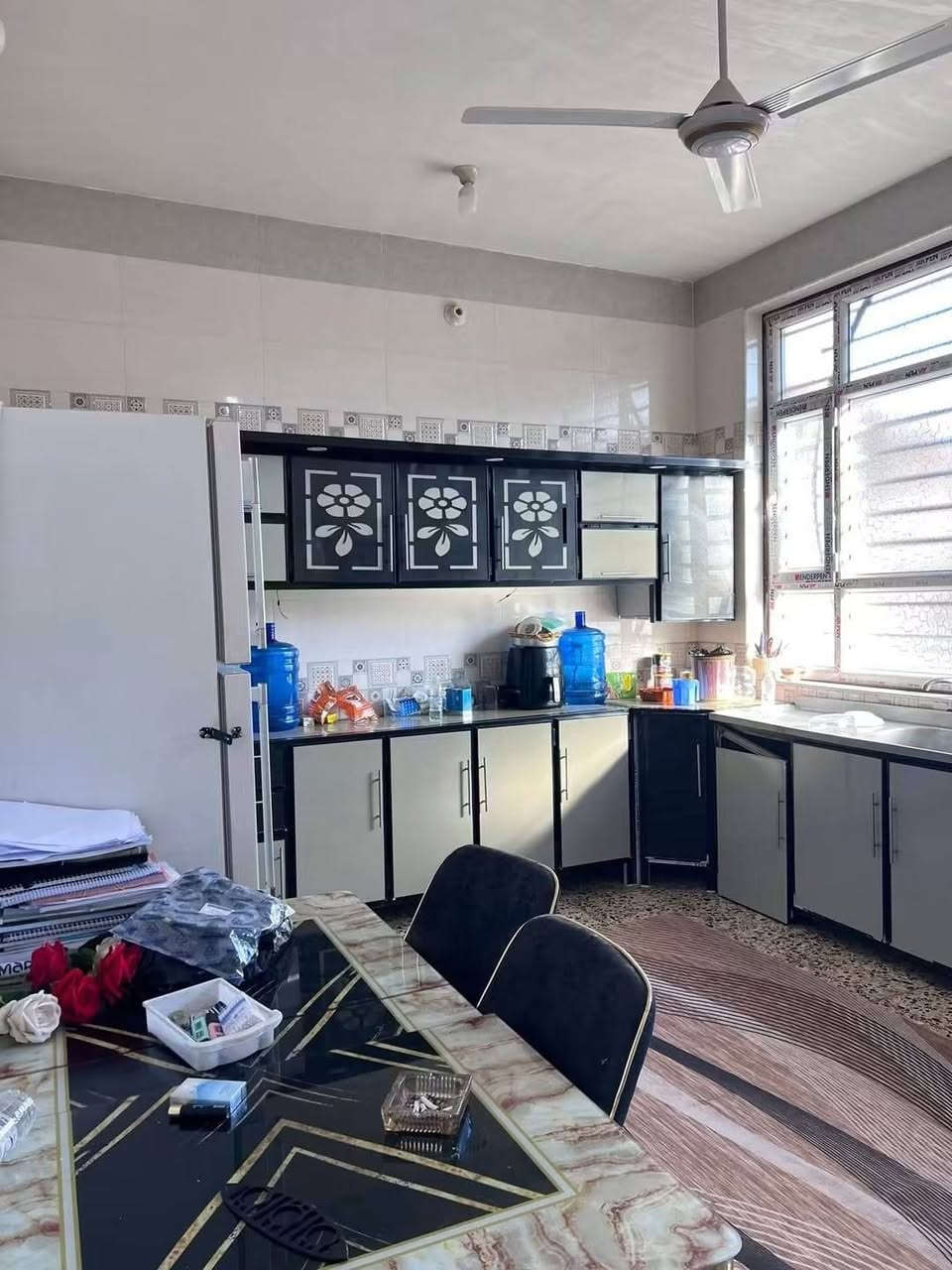 دار سكني بناء حديث طابو زراعي سند 25 باسمي مساحته 160م طابقين الأول يحتوي على غرفه وصاله واستقبال ومطبخ والثاني على صاله وغرفه الموقع على شارع العام الرابط بين حي المعلمين وطريق ابو الجاسم قريب على الولايه السعر 72 مليون وقابل للتفاوض للاستفسار ***********
