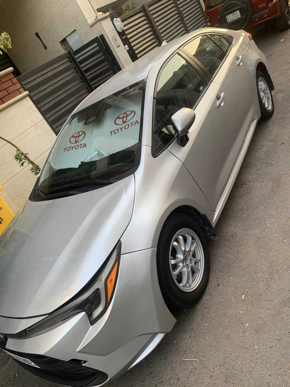 السلام عليكم كورلا هايبرد وارد موديل 23 مواصفات LE بصمه حادثها بابتين وجاملغ بدون دواخل بدون تكمه سياره ضربتها شطح وعندي صور الحادث بسمي واني لمستوردها ماشيه 53 الف وقابله للزياده امانت الله سياره جديده وبالعافيه عل ياخذها سعر 163 وبيه مجال عنوان الاعظمية ***********
