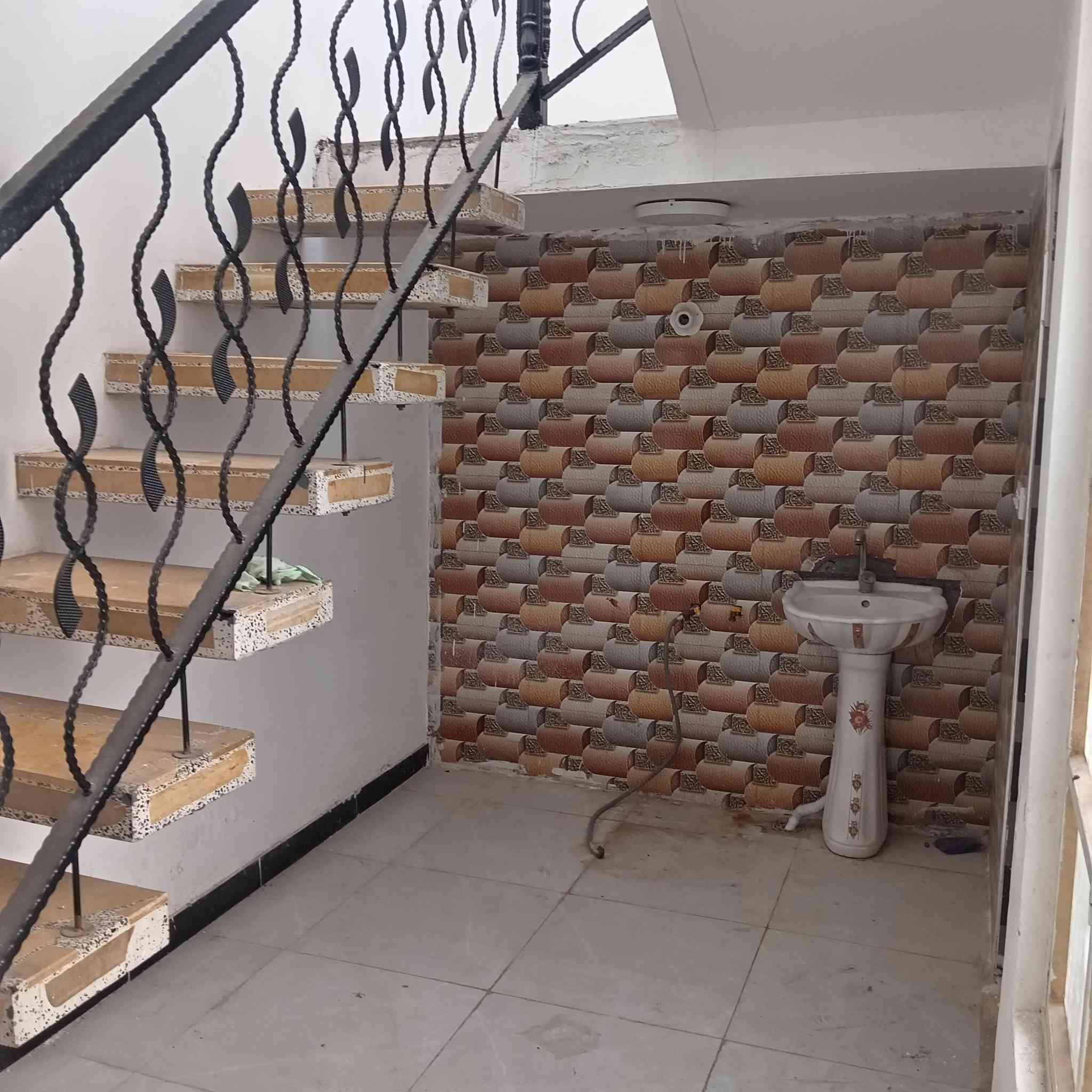 بيت جديد للبيع حي لأمين مساحته 100م بناء غرفه وصاله ومطبخ واستقبال وحمام طارمه حلوه تفاصيله أكثر على رقم *********** واتسب
