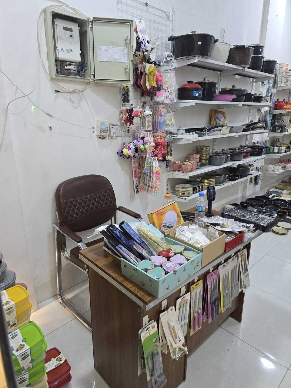 سلام عليكم عندي محل كامل للبيع ويا رفوف غراض كامل
*********** 
عنواني خانقين
