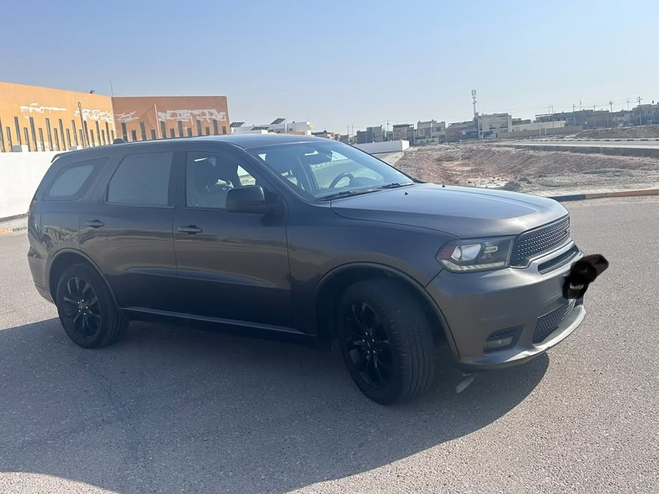 � للبيع دودج دورانجو 2019
* اللون: نفطي
* وارد: أمريكي
* الحادث: بسيط على حادث امريكا بيها طخات و صبغ قليل جدا بيها الجاملغ الأيمن بسيط بارد و بابين عكس السايق صبغ كلين 
* العداد: 120,000 كم و ليس ميل 
* الفئة: مواصفات عادية GT 
* المحرك والجير: بحالة ممتازة
* السيارة نظيفة وجاهزة للاستخدام
* كبس مكفول والفحص مرحب به

 السعر مناسب جدا للجناي 
واتساب ***********

