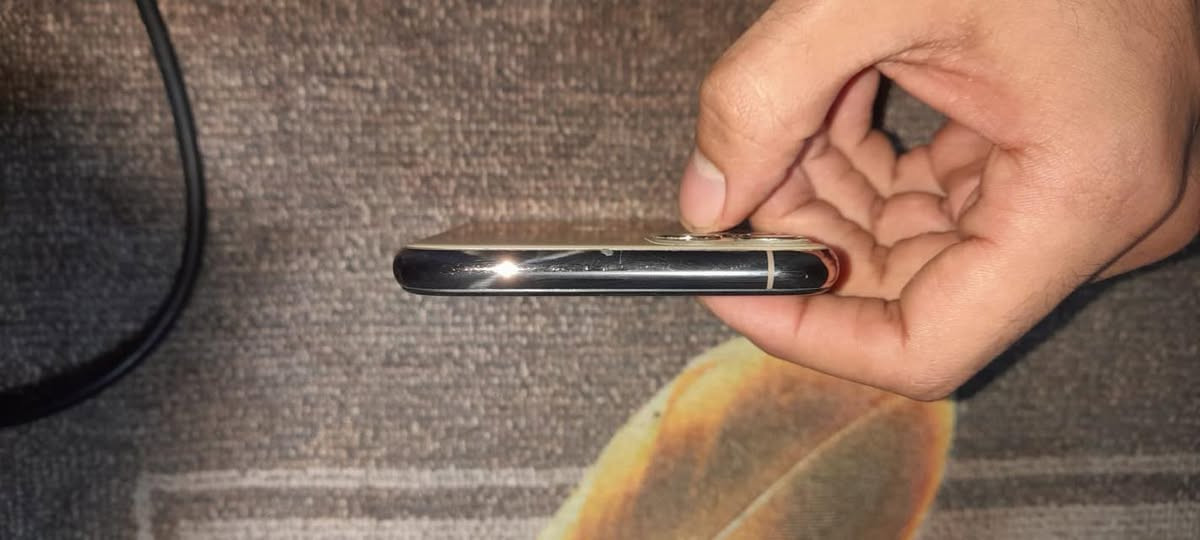 السلام عليكم ورحمة الله وبركاته
ايفون ١١ برو ماكس ذهبي 

بطارية ٩٢ معلاية 

شاشة مبدلة ٣ خيارات اصلية بيها تطبيع بسيط مثل ما بالصورة 

الجهاز نظيف 

سعر ٢٧٥ وبي مجال 

العنوان بغداد مدينة الصدر الجوادر قطاع ٣٧

للتواصل ***********
