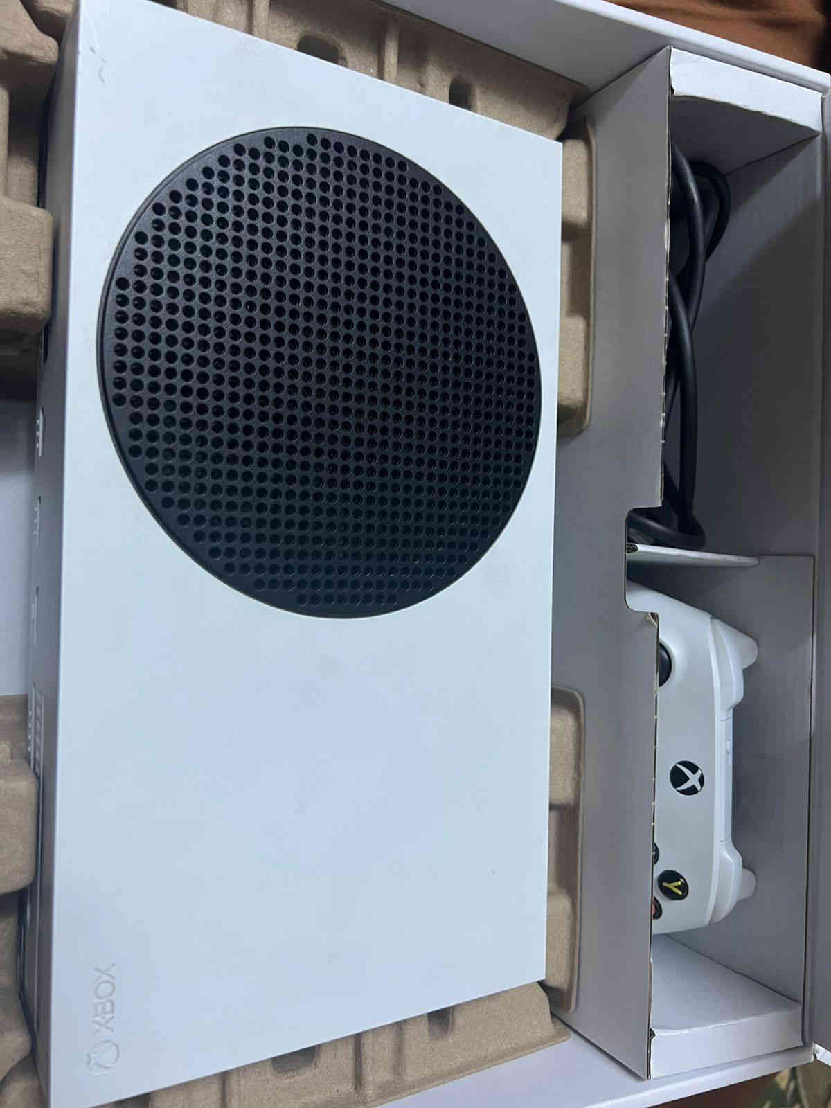 السلام عليكم شباب
جهاز اكس بوكس سيريس نظافه ٩٩٪؜. استخدام. قليل.  جداً شهر او اقل. بس هوه مشتري من ثلاث اشهر.   السعر ٤٠٠  + وياه هديه بطاريتين. وشاحنه كامله الهم. الجهاز ممفتوح وياه ايضاً حساب. وبي العاب.  كامل

للتواصل واتساب فقط ***********
