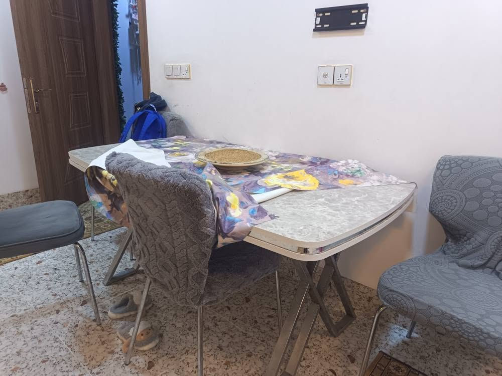 ميز طعام للبيع نضافه ٩٠٪ مرمر مع ست كراسي قديفه السعر ٣٥٠ وبي مجال الرقم *********** كركوك, العراق
