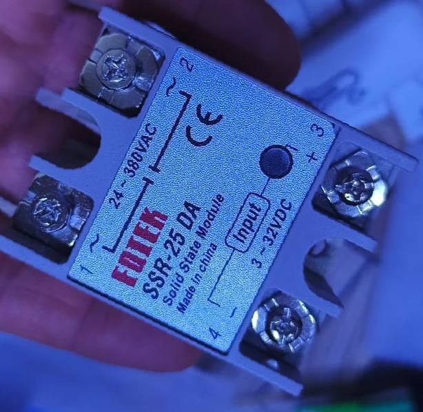 متوفر مرحل الحالة الصلبة (Solid State Relay) من طراز SSR-25DA. إليك أبرز مواصفاته ومميزاته: 
تيار الحمل: يتحمل تياراً كهربائياً يصل إلى 25 أمبير.
جهد الإدخال (التحكم): يعمل بإشارة تحكم جهد مستمر تتراوح بين 3 إلى 32 فولت DC.
جهد الإخراج (الحمل): يتحكم في أحمال جهد متردد تتراوح بين 24 إلى 380 فولت AC.
المميزات: يتميز بعدم وجود أجزاء متحركة، مما يوفر تبديلاً سريعاً وهادئاً، وعمراً افتراضياً طويلاً، ومناسب جداً للتحكم في عناصر التسخين والمحركات.
العدد 3 قطع
سعر الكل 45 والتوصيل مجاني


**إذا كنت صاحب هذا الإعلان وتريد حذفه لأي سبب، رجاءا أرسل رسالة إلى الدعم الفني**