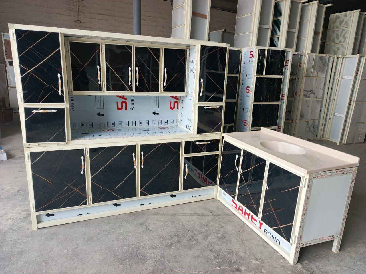 *********** 
ثلاث قطع كاونتر وملحق مترين وسنك مرمر متر و20 سعر 335 سطح الكاونتر مقوى بالخشب
