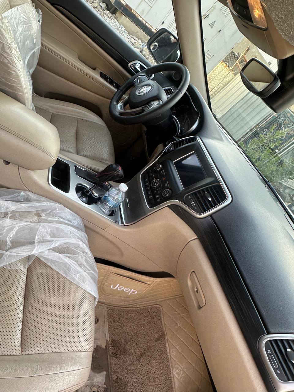 جيب لاريدو 2019خليجيه مكفوله من الحاده بيه ملاحتين بسيطات فول عد الفور ويل ماشيه66لف سبير منازل السياره جديده بمعنده الكلمه 248ورقه وبيه مجال بسيط حك الجيه بغداد الأمين الثانيه***********
