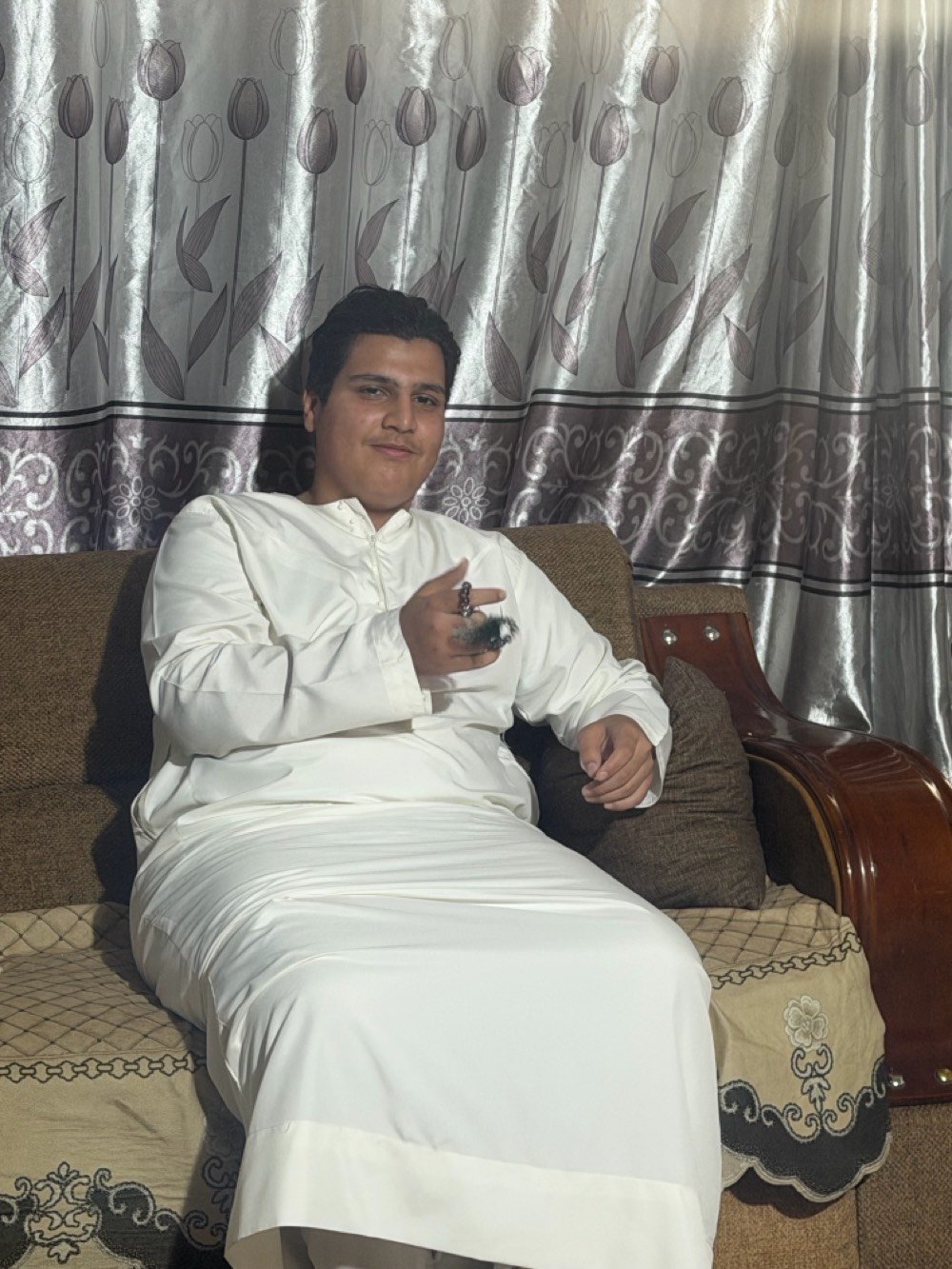 سيارة جيب جراند شيروكي لونها خمري معروضة للبيع. السيارة في حالة ممتازة ومجهزة بكل وسائل الراحة. مثالية للعائلات أو الرحلات الطويلة. إذا كنت تبحث عن سيارة تتمتع بالأداء الجيد والشكل الأنيق، فهذه السيارة تستحق النظر.