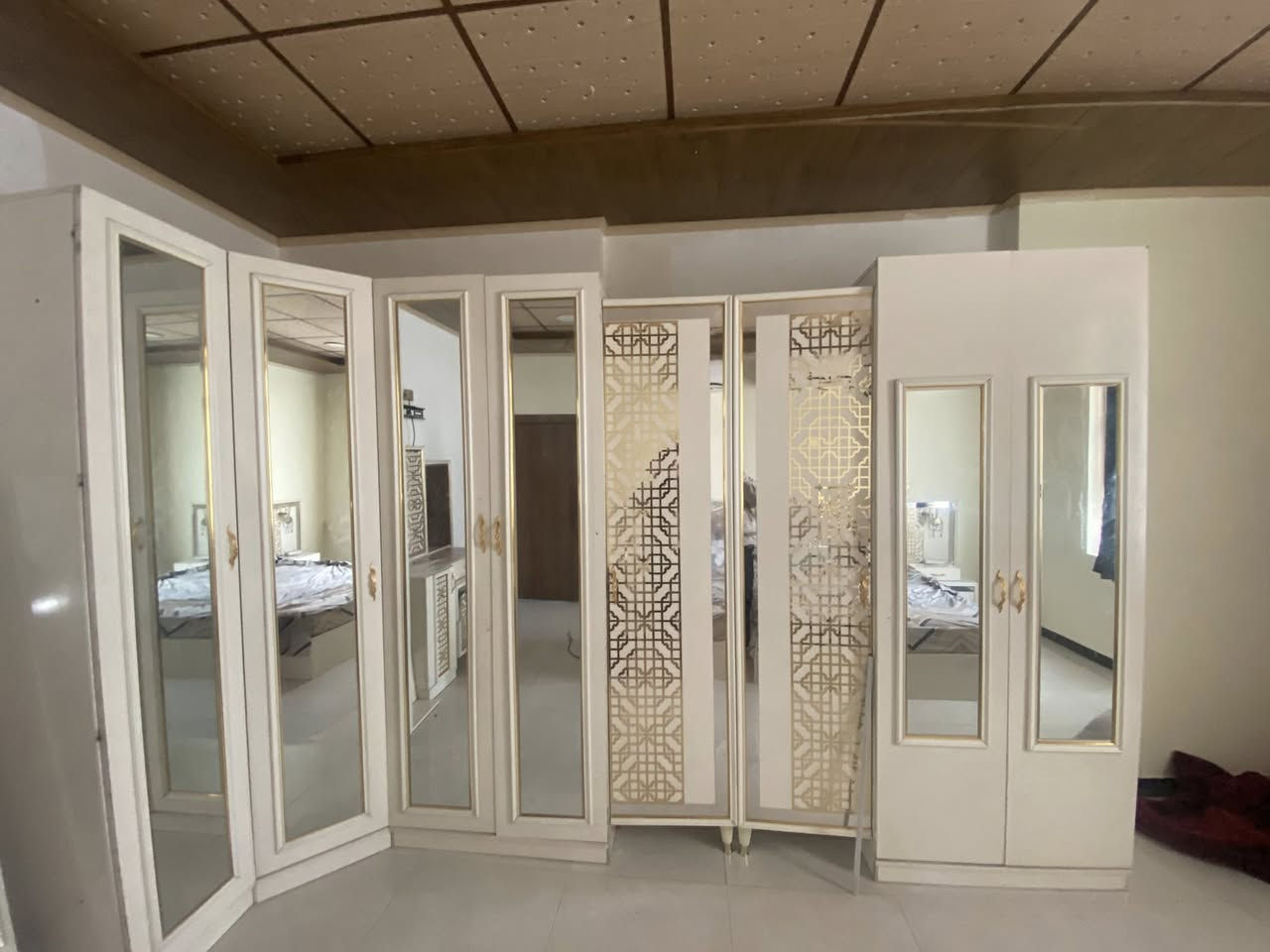 سلام وعليكم غرفه تركيه نوعيه زينه كلشي مابيه رايده مليون وبي مجال العنون نجف حي العداله الرقم ***********
