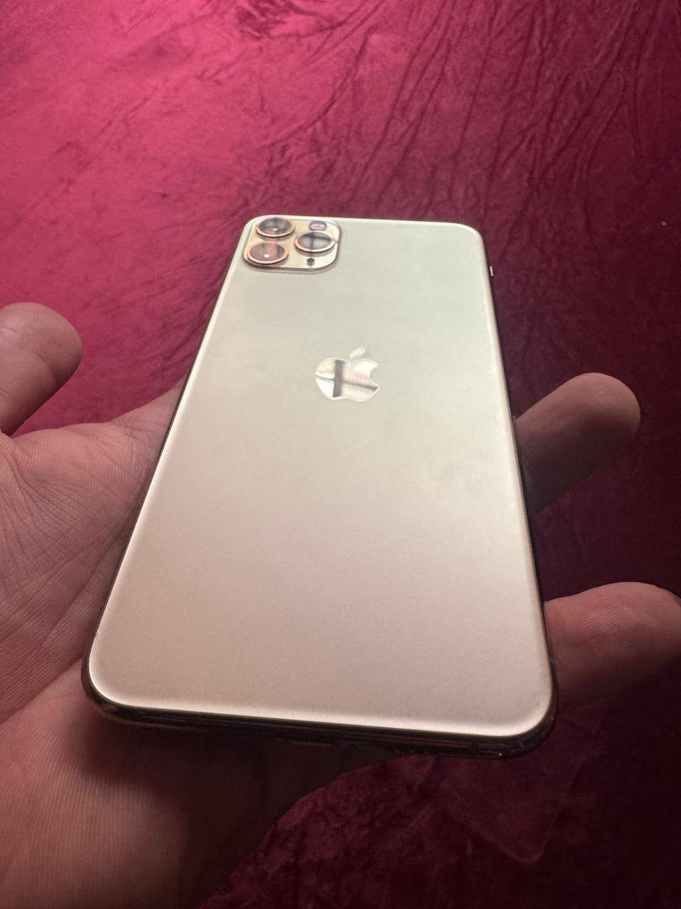 ايفون ١١ برو ماكس ذهبي
جهاز فقط مبدل شاشه ونوعيه حلوه 
بصمه وجه شغاله 
شحن ممتاز ميصرف 
ذاكره ٢٥٦ 
بطاريه ٧٤ 

سعر ٣٠٠ وبي مجال 
***********
