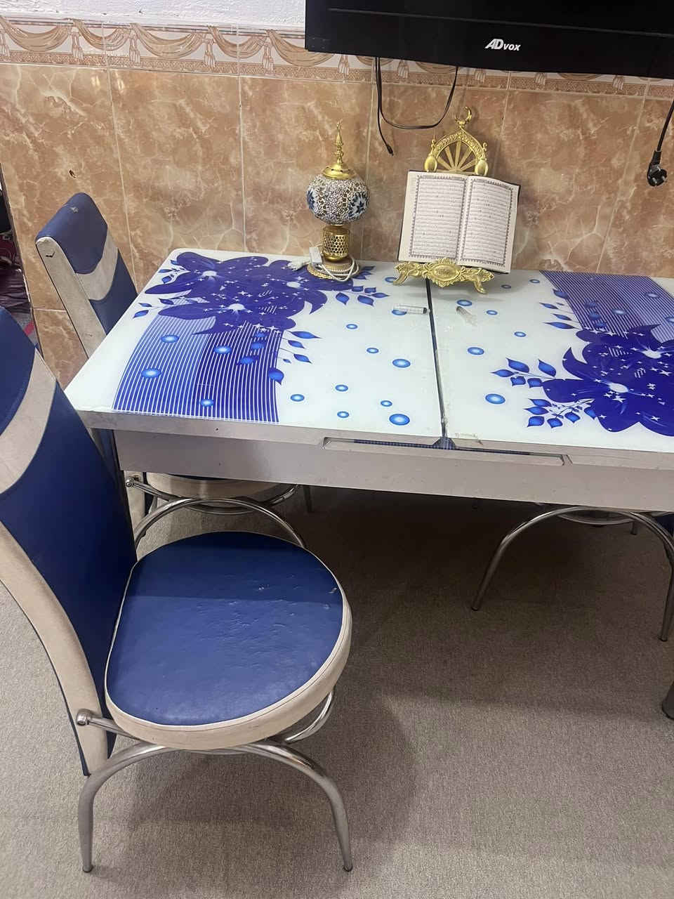 السلام عليكم أغراض بيت للبيع غرفة نوم تركي سعر الغرفة 600 وبيها مجال وديوان جديد  طولة 15 متر سعر الديوان 600 وبي مجال ميز طعام مع كراسي 4 سعر 100 وبي مجال وبلازمة 32 سعرها 125 وبيها مجال مكاني الزبير حي الخطوة للاستفسار الاتصال على الرقم ***********
