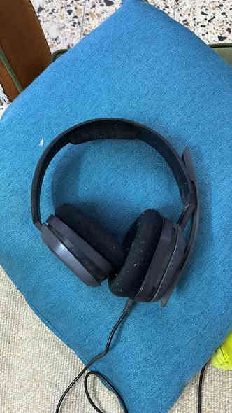 سلام عليكم سماعة ايسترو A10 للبيع جديدةة مستخدمة قليل جداً وقاعدة اكس بوكس سريس xتبريد بيها مروحتين ومكان تعلك بيها السماعة للبيع ثنينهم العنون بغداد البلديات شارع الكنيسة للاستفسار ***********
