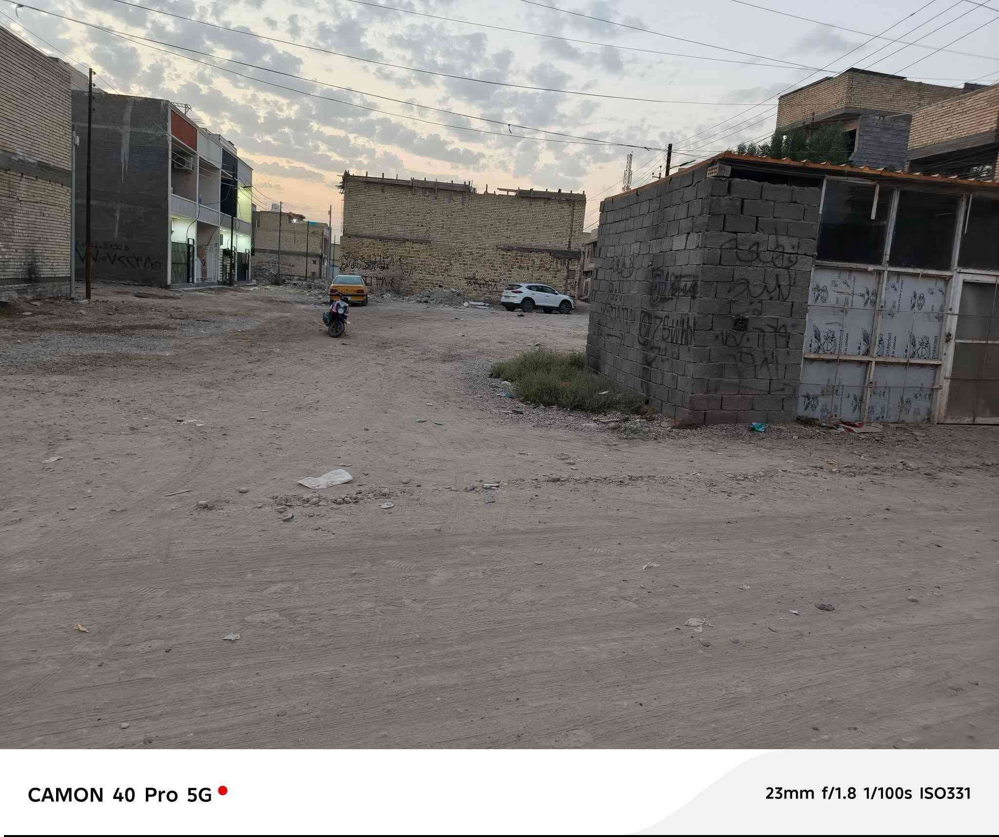 السلام عليكم قطعه ارض للبيع ✔️
السريدات القديمه بدايه مربع الربع ع الشارع  270متر ركن ع شارعين✔️
  واجه 14متر نزال 15ونص وجه ثاني أكثر نزال
سند 25 خدمات كامله السعر 68 وبيها مجال 
للاستفسار 
***********
