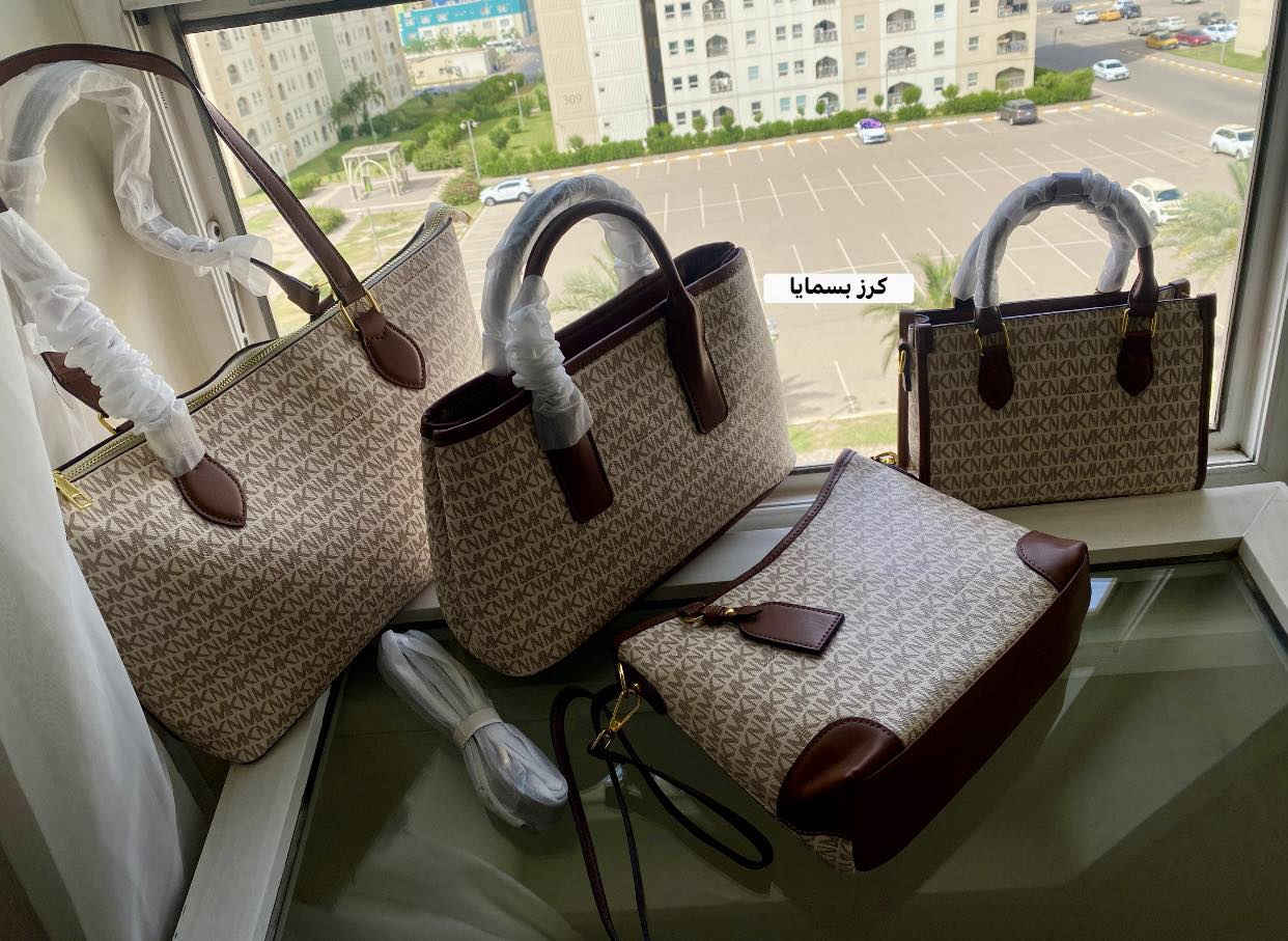 حقائب نسائيه من ماركة مايكل كورس (Michael Kors) الشهيرة بنقشة شعار "MK" 😍
الكلاسيكية باللون البيج (الفانيلا) مع تفاصيل وأحزمة من الجلد البني.🤍🤎
تأتي الحقائب بأحجام وتصاميم متنوعة تناسب مختلف الاذواق 🤎🤍
حقيبة صغيره والمتوسطة والتوت الكبيرة ✅
متوفر توصيل .


**إذا كنت صاحب هذا الإعلان وتريد حذفه لأي سبب، رجاءا أرسل رسالة إلى الدعم الفني**