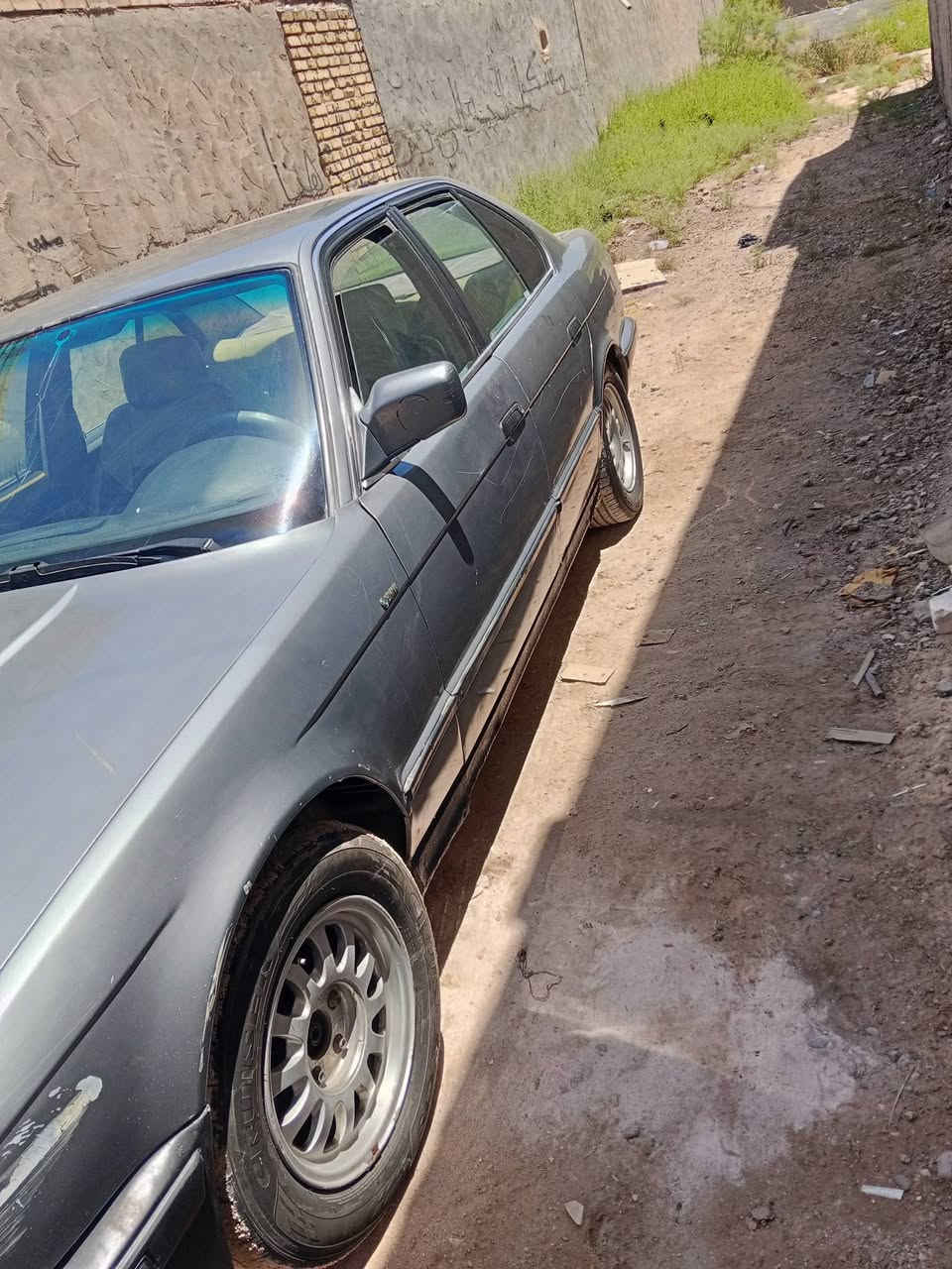 سياره للبيع بي ام 535 السعر 40 ورقه وبيها مجال قليل العنوان بابل المحاويل حي ابو زديره الرقم ***********
