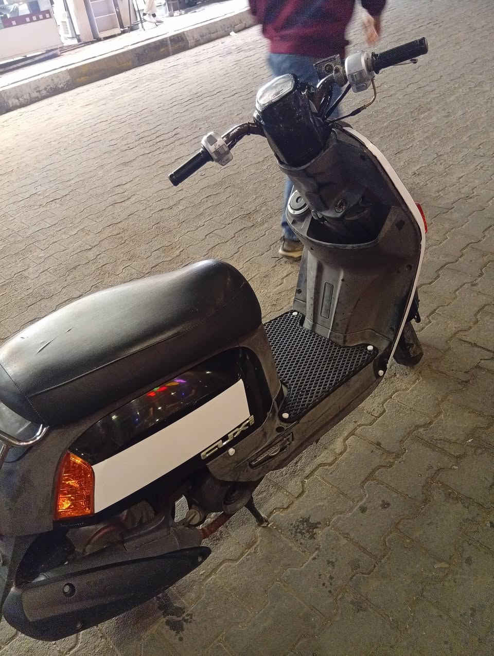 السلام عليكم بوليسي موديل2007🛵
كابريتر كفاله عامه
 بلادي وصل معرض موجود مامفتوح 
برغي بيهه شرط الفحص مال جناي
🤑 سعره 850ابيه مجال   مكاني كربلا شراي ***********
